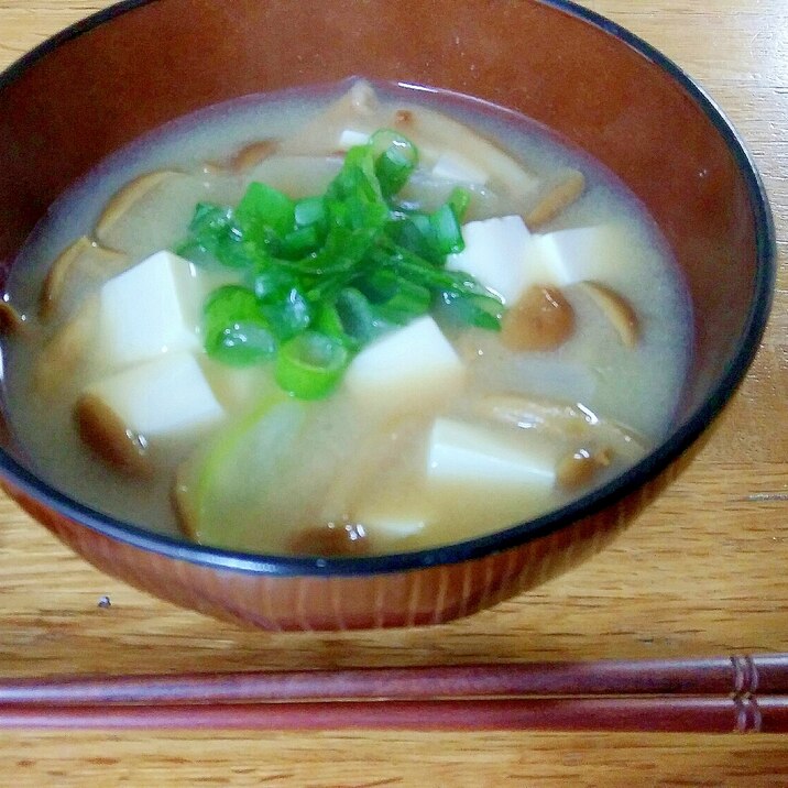 株とりなめこと豆腐のお味噌汁